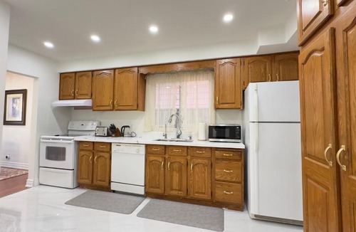 Woburn House | 3 Bed 2 Bath Bungalow, Walk to Bus, 30 min to Downtown