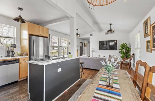 Southside House | 3 Bedroom/OnSuite X-Large His & Her Dual Showers bathroom, 5 min to Downtown, Free Large Gated Parking
