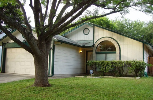 San Antonio House | 3 BR/2BA & 2 Spacious LR/Dining Room-Open Floorplan house. Quiet neighborhood