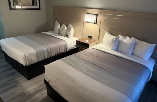Kansas City Hotel | 3 Bright, Modern Rooms | Breakfast & Outdoor Seasonal Pool | City Market -5.4 mi