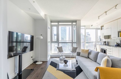 Toronto Entertainment District Condo | 30 Nelson St., Unit 2705 · Stunning 1BR Condo in Financial District + Parking