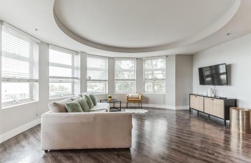 Pico Apartment | 3BR 2BTH Santa Monica Apartment - Pool, Balcony, Near LAX