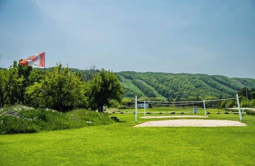 Collingwood Apartment | 4-Bedroom Apartment at Blue Mountain · Walk to Village · Private Beach Access