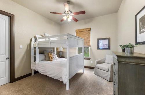 Canyon Lake House | 4 minutes from Canyon Lake with Jacuzzi, BBQ, Firepit, 1GbpWifi, and More