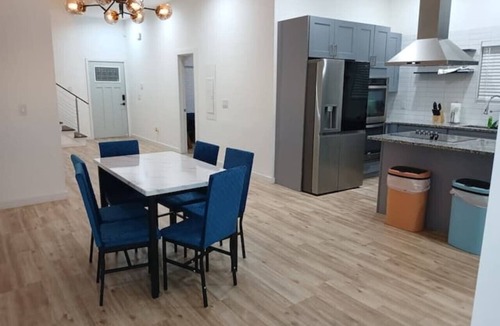 Peoplestown House | 4BR Atlanta Retreat w/2 King Beds + WiFi