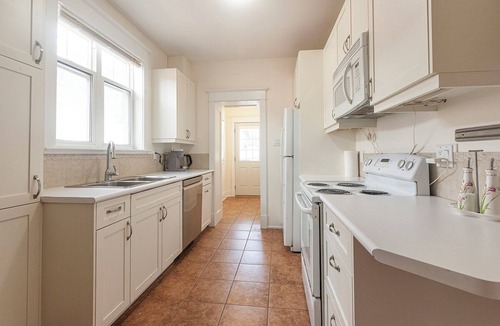 Mount Dennis House | 4BR Midtown Toronto Retreat | Parking | Subway 5 Min Walk