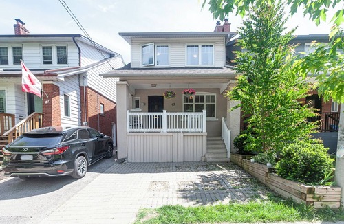 Mount Dennis House | 4BR Midtown Toronto Retreat | Parking | Subway 5 Min Walk