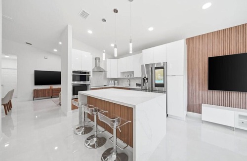 Miami Gardens House | 4BR Modern Home | Sleeps 14 | BBQ & Outdoor Space