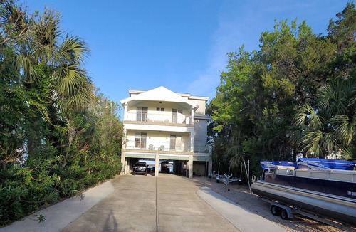Steinhatchee House | 4level 6BR6B Riverfrnt hse,w/elevator,sleeps 25;boat dock, hot tub, golfCartLimo