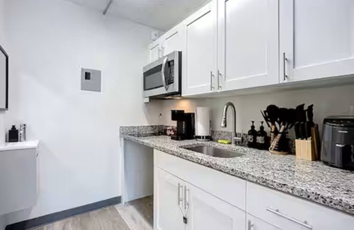 Hollyford Apartment | 5-202 Breakwater