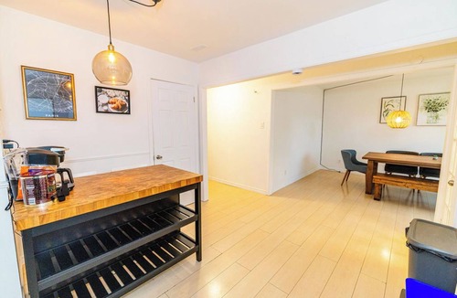 Brossard House | 5 BDRS Entire Comfort House near DT, Parking