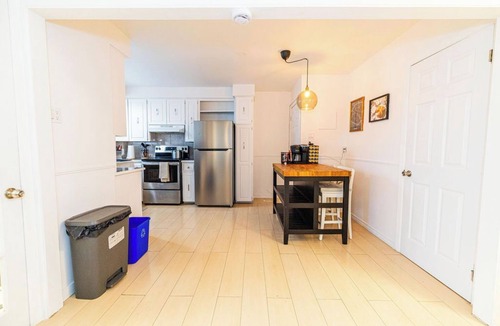 Brossard House | 5 BDRS Entire Comfort House near DT, Parking