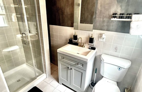 Ironbound District Apartment | 5 MINS TO NEWARK EWR INT AIRPORT. NYC. MANHATTAN. TIMES SQUARE. PARKING. LAUNDRY