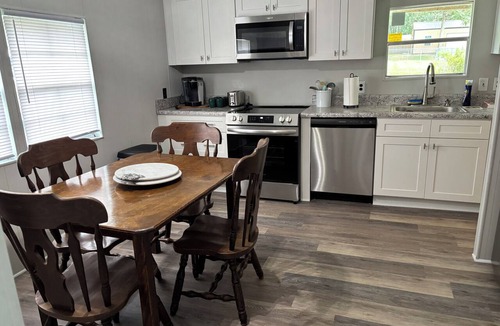 Appling House | 5 Star lake side cottage, Room for 6, fully equipped kitchen,deck with smoker