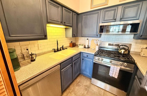 Metropolitan Apartment | 5-Star Starland Retreat: Stylish, Walkable & Near Top Coffee Shops & Bars