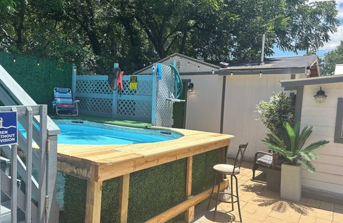 Southside House | 5BR Retreat with Theater and Game Room Near Downtown + POOL