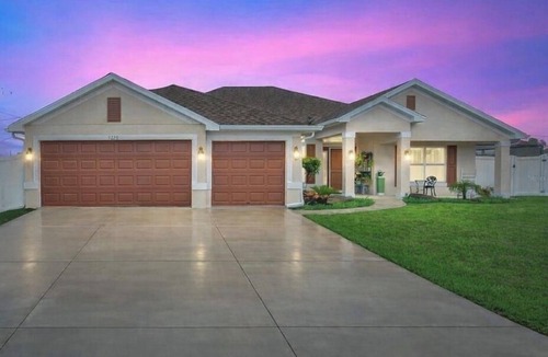 South Venice House | 🌴5BR Venice Oasis Private Pool Near Manasota & Caspersen Beaches Sleeps 11