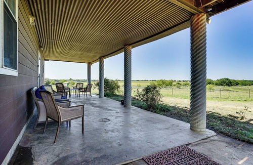 Cleburne House | 6 Mi to Lake Pat Cleburne! Family Escape w/Pond