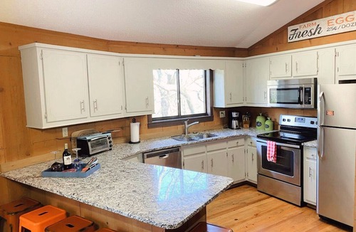 Cleveland Cabin | 675 FIVE Star Reviews | Views | Pool Table & Ping Pong | Pet Friendly | Firepit