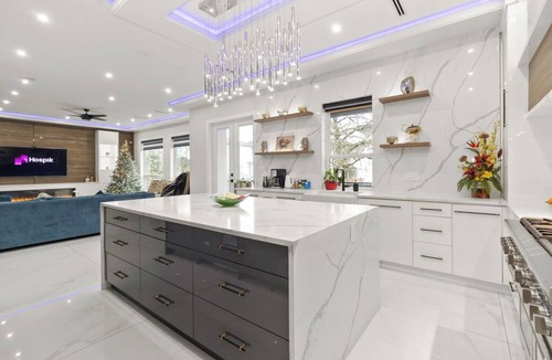 Surrey House | 6BR Entire Home Private Parking Pet-Friendly Near Vancouver
