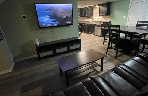 Liberty House | 6BR Group Stay Near KC World Cup & Arrowhead