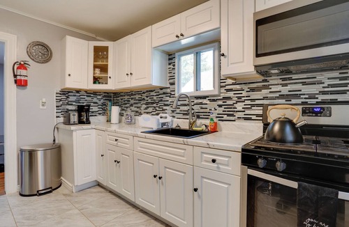 Teaneck House | 8 Mi to MetLife Stadium! Teaneck Retreat w/Yard