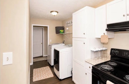 College Park House | 8 Mins to Atlanta Airport Sleeps 8 15 Mins to Downtown