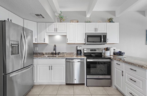 South Padre Island Condo | 8TH FLOOR HONEYMOON SUITE,VIEWS FROM 3 FLOOR TO CEILING WINDOWS STEPS TO BEACH