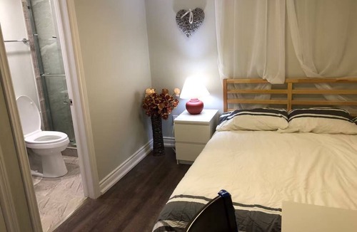 Richmond Hill House | a spacious and private bedroom with your own ensuite bathroom in Richmond Hill