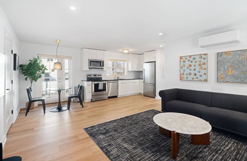 Manoa Apartment | A1 @ Auberge - Charming 1-bedroom apartment with WiFi, AC in delightful Ardmore