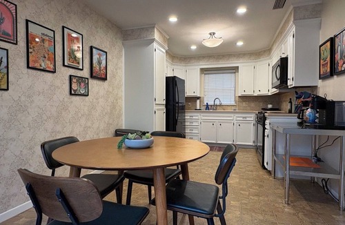 Abilene House | Abilene Urban Oasis-Modern/Sleeps 8/Games/Walk to ACU/Gorgeous Backyard