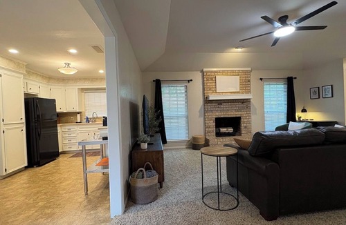 Abilene House | Abilene Urban Oasis-Modern/Sleeps 8/Games/Walk to ACU/Gorgeous Backyard