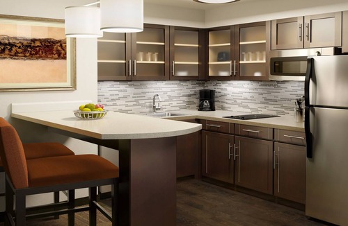 Overland Park Apartment | Accessible Queen Studio w/Full Kitchen, KS