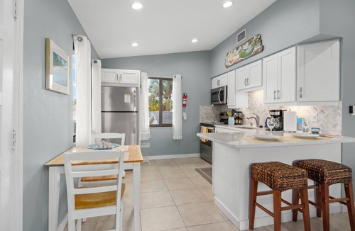 Sarasota Condo | Adorable two bedroom one bath condo walk to the beach and st Armand’s circle