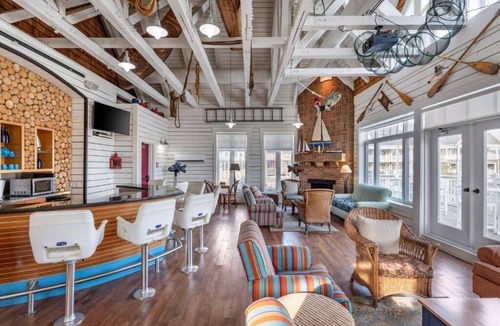 The Blue Mountains Hotel | Adventure-Ready Stay Near Slopes, Trails & Village Dining l Family-friendly Room