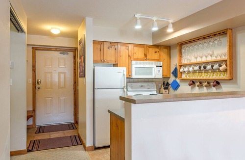 Silver Star Mountain Condo | Affordable fully equipped Creekside condo - gas fireplace, BBQ, pet-friendly!