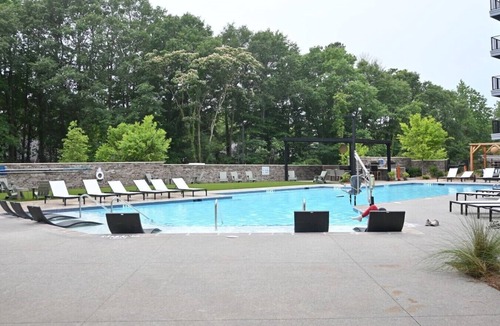East Side Apartment | Alease Luxe Retreat | Luxury 2BR | Sleeps 4