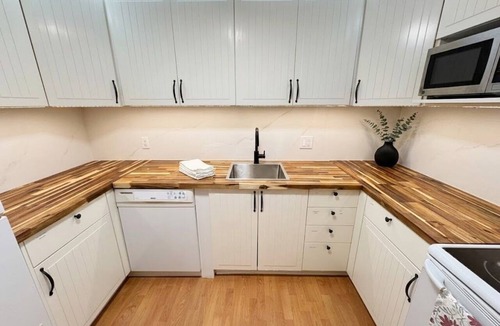 Southwest Gordon Estate House | Amazing 2BR Basement Suite