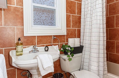 Forest Hill Apartment | Amazing & Only Steps to NYC Train