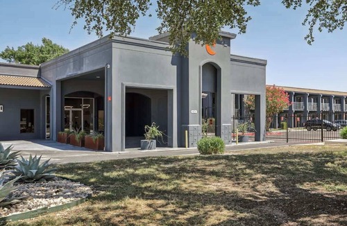 St. Johns Apartment | ATX Studio 1 Queen, Access to Gym and Laundry