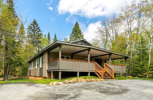 St-Adolphe-d'Howard Ski Chalet | Avec son quai privé sur le lac