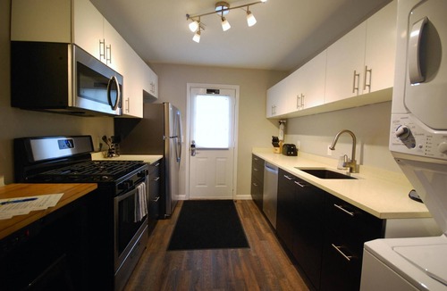 Brookwood Apartment | B2be Enjoy a Pet-friendly and Clean Condo Near the Beltline