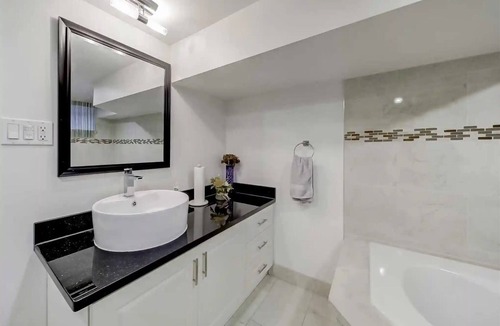 Dufferin Grove Apartment | Bachelor apt. Twenty minutes to BMO field. Close to Ossington and Dundas West.