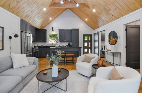 Cherry Log Cabin | Back to School Get Away- Modern Luxury Cabin - Kings Beds - Hot tub