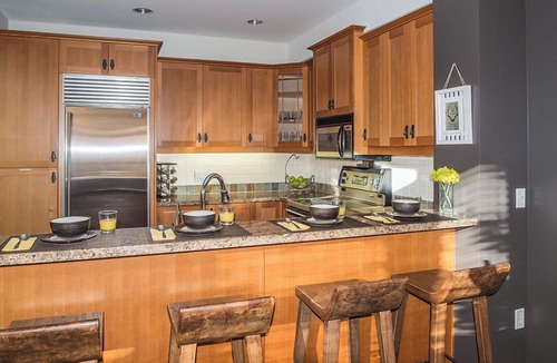 Panorama Ski Chalet | Backs onto Greywolf 9-Private Hot Tub-Amazing Views-Deck-BBQ- Ski-in/Out Sunbird