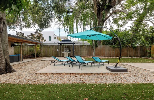 Park East House | Backyard Breakaway - Shady paradise in the middle of Sarasota