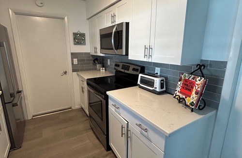 Venice Gardens House | Barefoot Dreams 2 Bed 2 Bath Private Pool Home - Fenced In Yard -10 min to beach