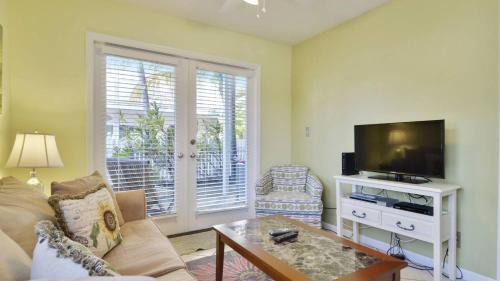 Truman Annex Apartment | Beach House Condo by AvantStay