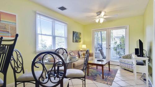 Truman Annex Apartment | Beach House Condo by AvantStay