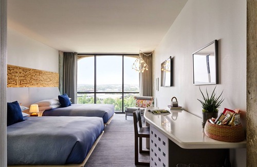 Congress Avenue Historic District Hotel | Beachside Comfort, Views of Austin, Pets Stay For Free, Onsite Swimming Pool!